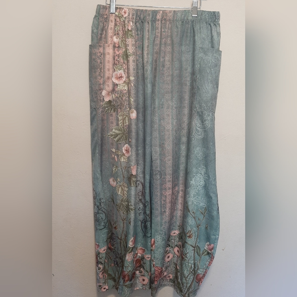 Wide-Leg Floral Print Gaucho Pants in Teal Green